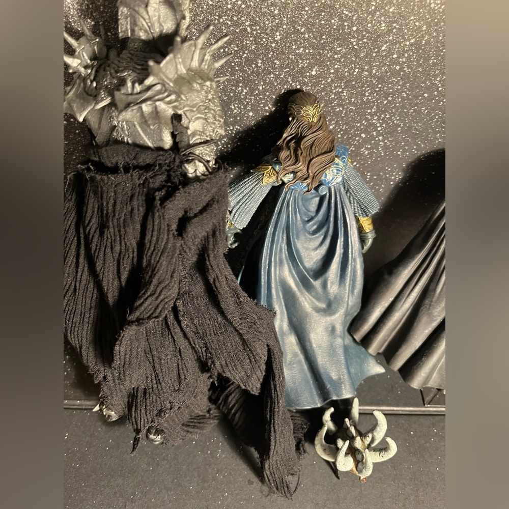 Lord of the rings Action Figures set of 2 ! 
(SOLD ) the tall grey figurine ! - Picture 5 of 6